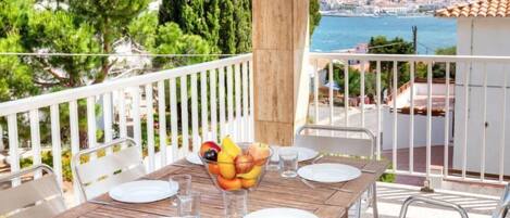 تناول الطعام بالخارج