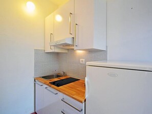 Fridge, microwave, cookware/dishes/utensils - Vacation home Aron by Interhome (Umag)