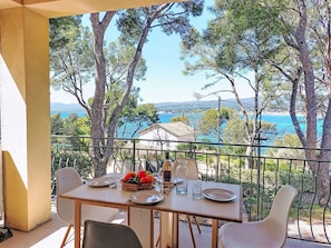 Outdoor dining - Les Goelands by Interhome (Saint Cyr sur Mer La Madrague)