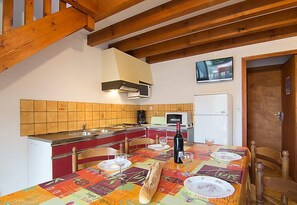 Frigorifero, microonde, forno, pentole/stoviglie/utensili