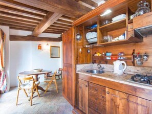 Frigorifero, pentole/stoviglie/utensili, tavolo da pranzo