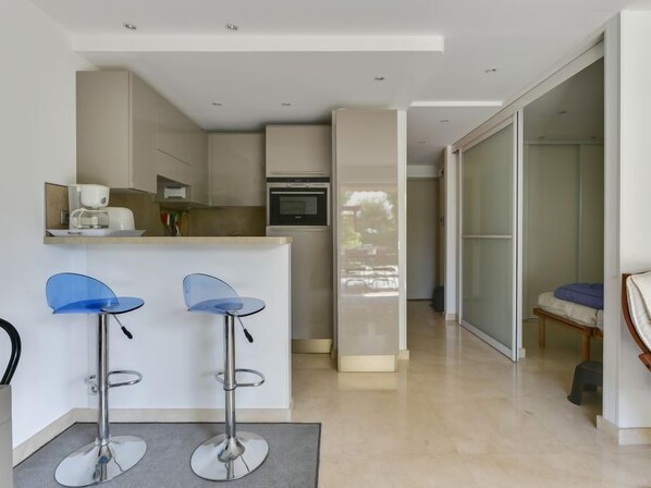 Kühlschrank, Mikrowelle, Geschirrspüler, Kochgeschirr/Geschirr/Besteck