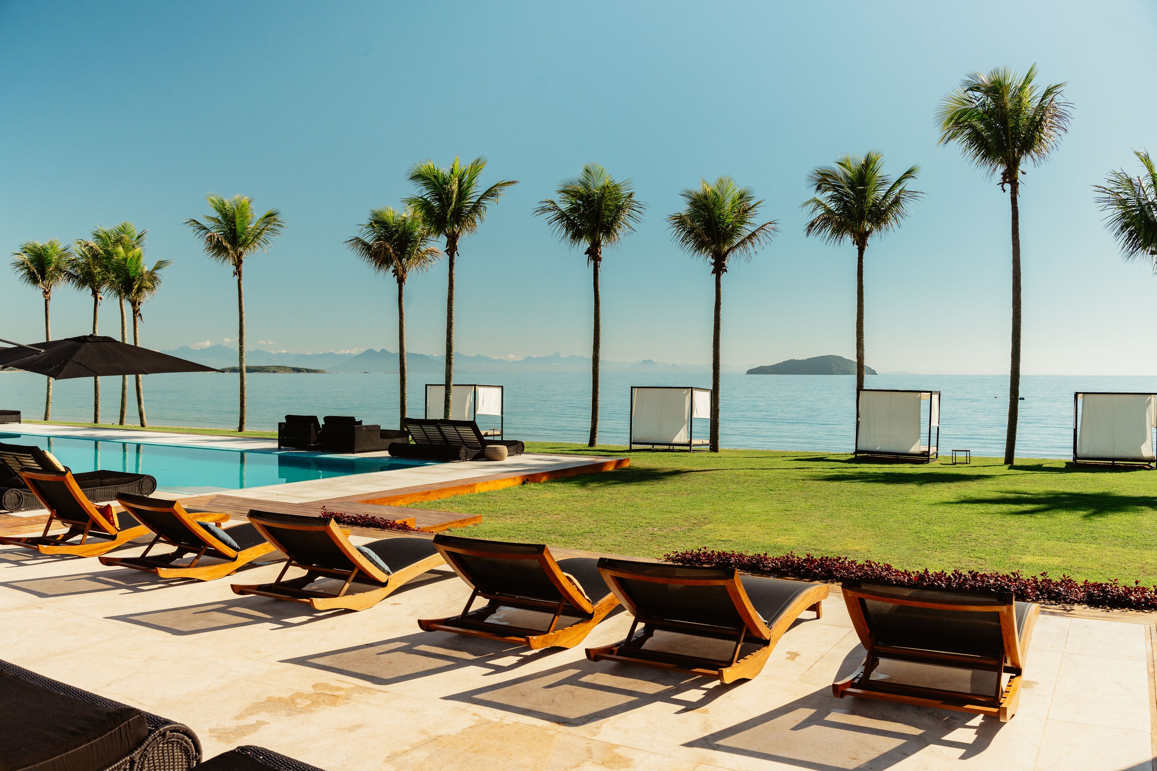 2 outdoor pools, an infinity pool, free cabanas, pool umbrellas