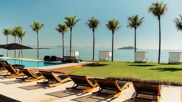 2 outdoor pools, an infinity pool, free cabanas, pool umbrellas