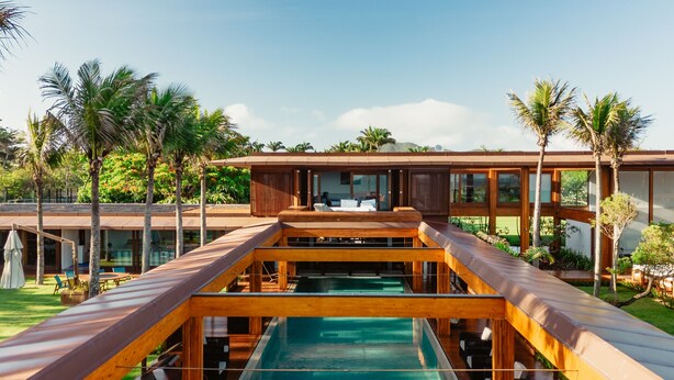 A modern resort with a central pool, wooden deck, and palm trees. - Zendaya Resort Beach Sport & Spa (Búzios)