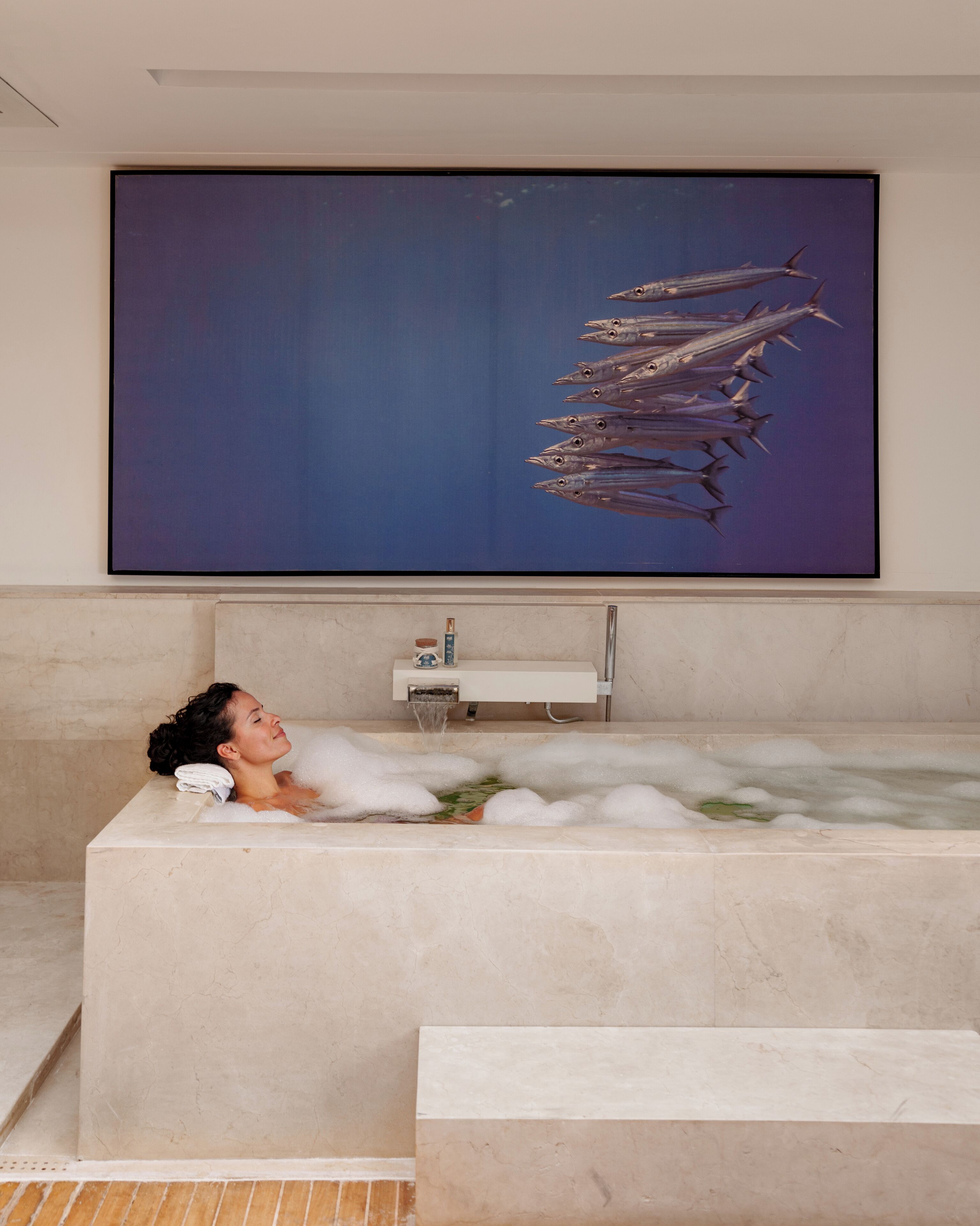 Deep soaking bathtub
