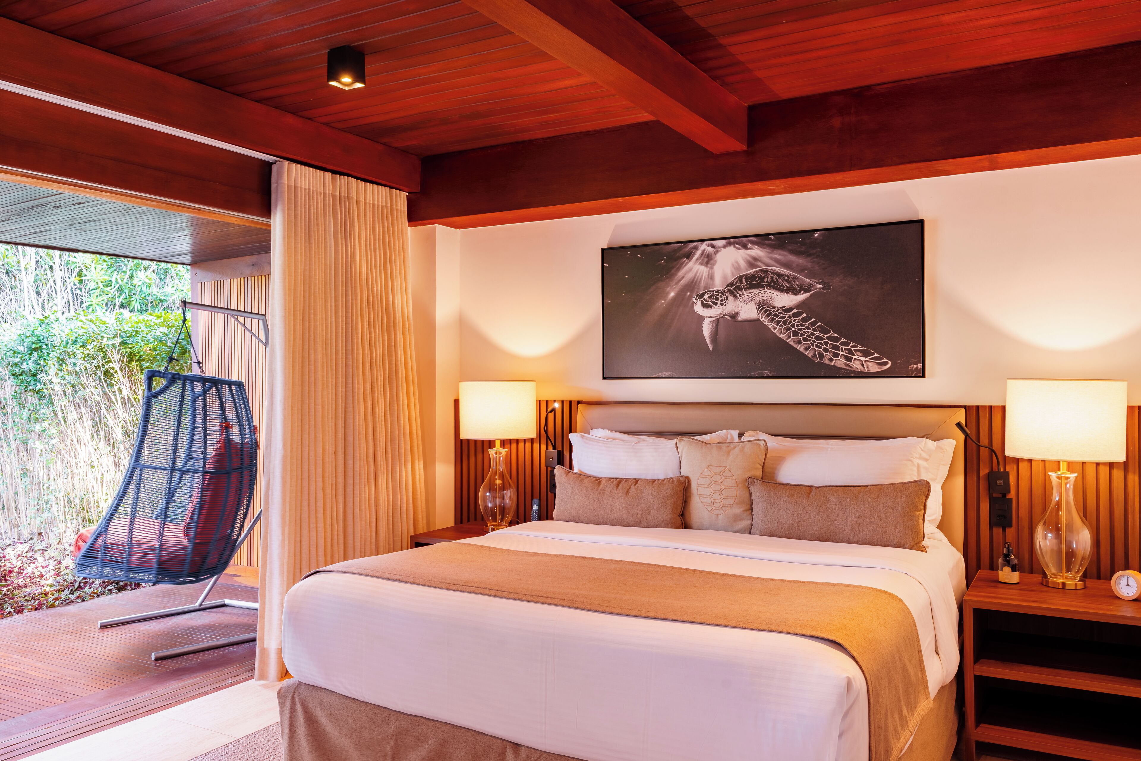 クラシック スイート ガーデンビュー 1 階 | エジプト綿のシーツ、高級寝具、ピロートップベッド、ミニバー