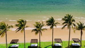 A beach with palm trees and sun loungers. - Zendaya Resort Beach Sport & Spa (Búzios)