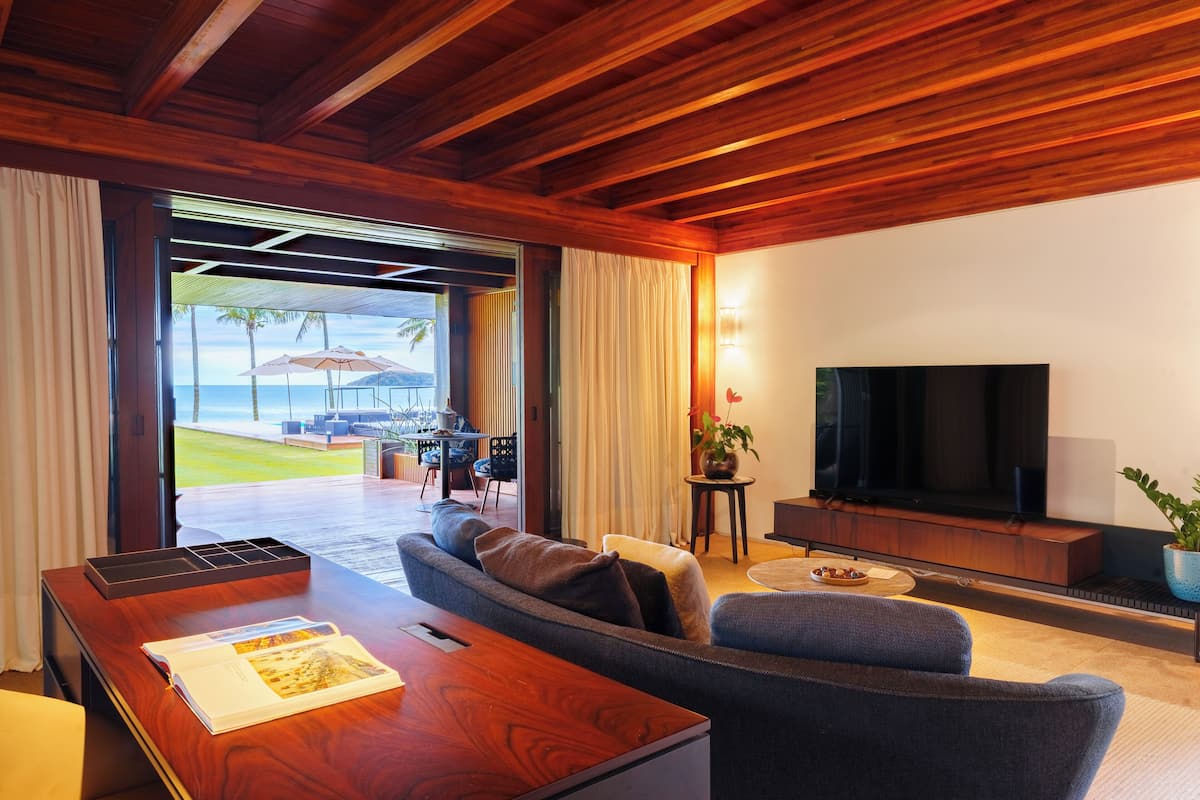 Exclusive Suite, Sea View, Oceanfront | 2 bedrooms, Egyptian cotton sheets, premium bedding, pillowtop beds