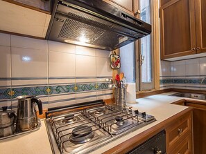 Kjøleskap, mikrobølgeovn, ovn og kjøkkenutstyr