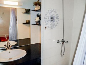 Bathroom - Le Lagon Bleu by Interhome (Le Grau du Roi)