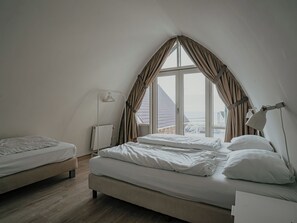 1 bedroom, desk, WiFi