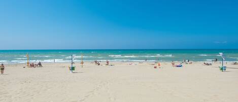 Una spiaggia nelle vicinanze
