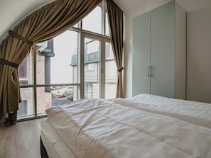 2 soveværelser, skrivebord, internetforbindelse