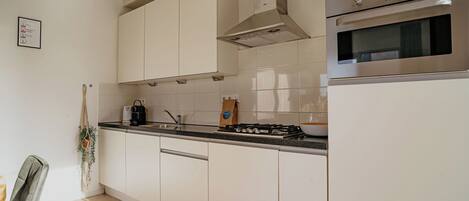 ثلاجة، ميكروويف، فرن، غسالة أطباق