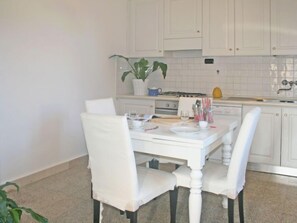 Kjøleskap, mikrobølgeovn, ovn og oppvaskmaskin