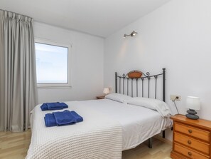 3 bedrooms, desk, free internet