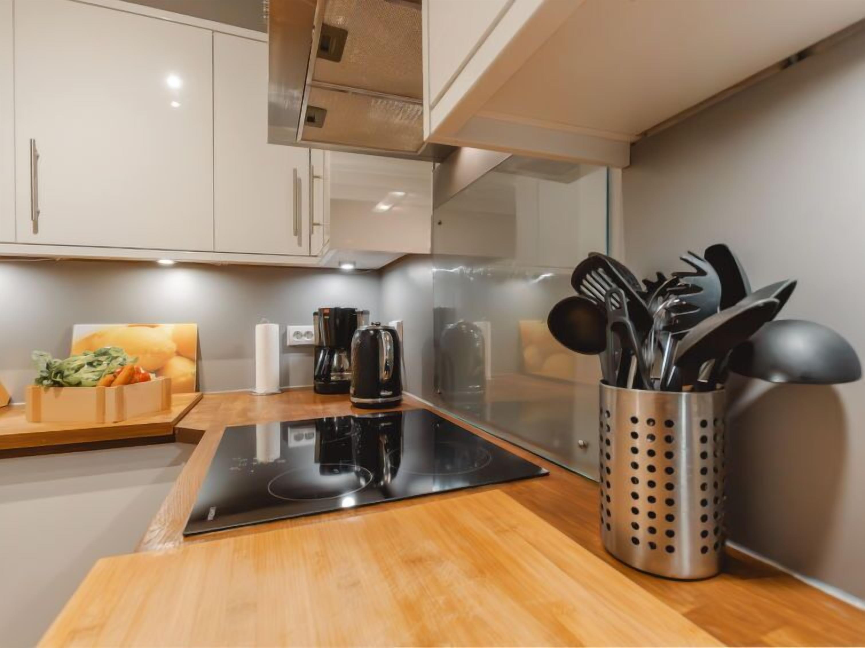 Een koelkast, een magnetron, een oven, een vaatwasser