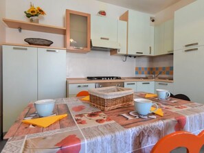 Refrigerador, utensilios de cocina y congelador