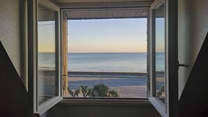 A room with a large window overlooking a beach. - Vacation home Trezen by Interhome (Carnac)