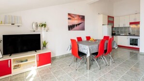 Un apartamento moderno con comedor, cocina y sala de estar.