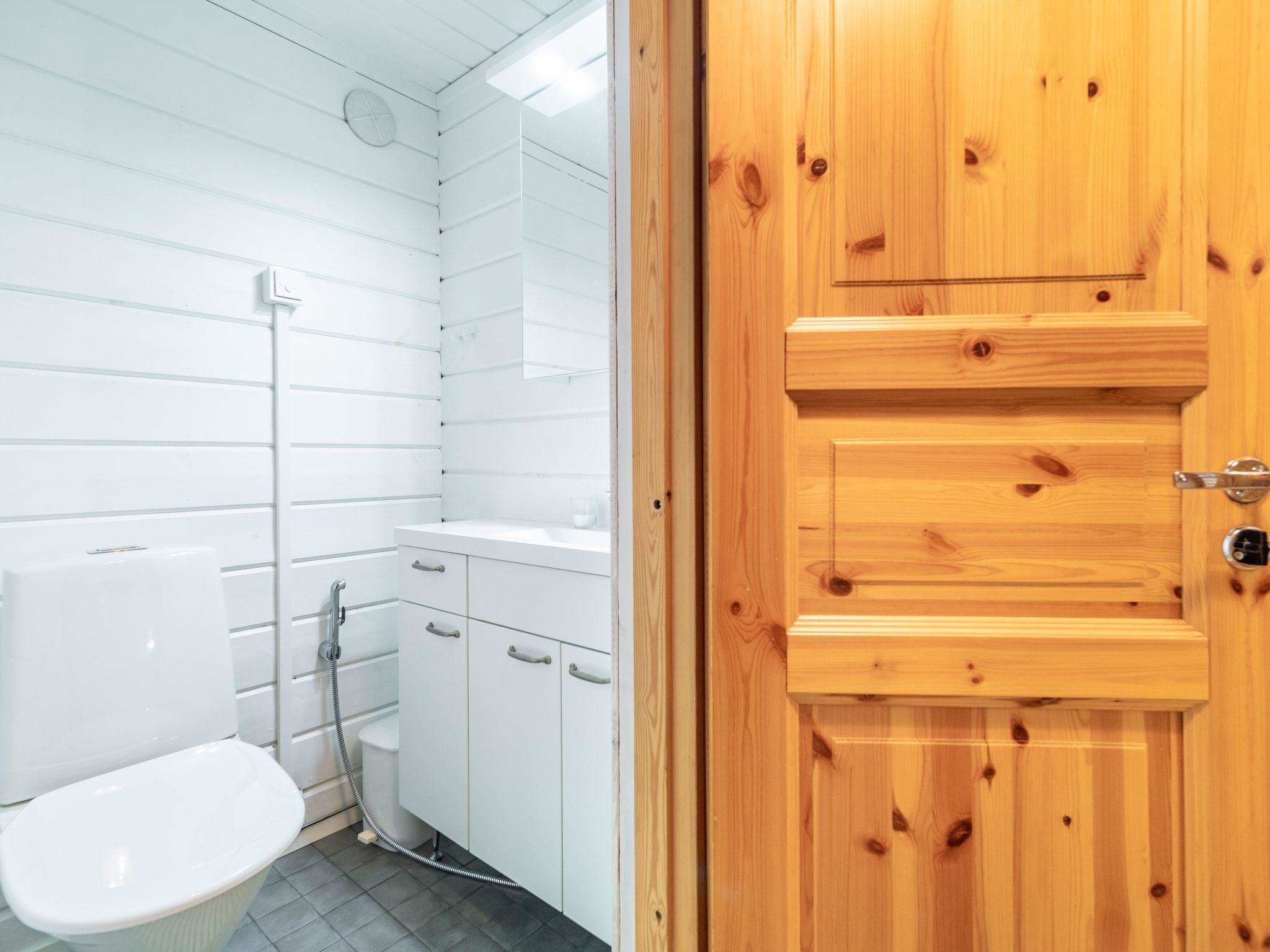 Un baño con inodoro, lavamanos y ducha.