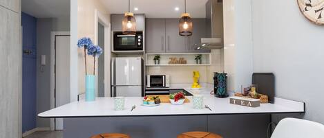 Kjøleskap, mikrobølgeovn, brødrister og kjøkkenutstyr