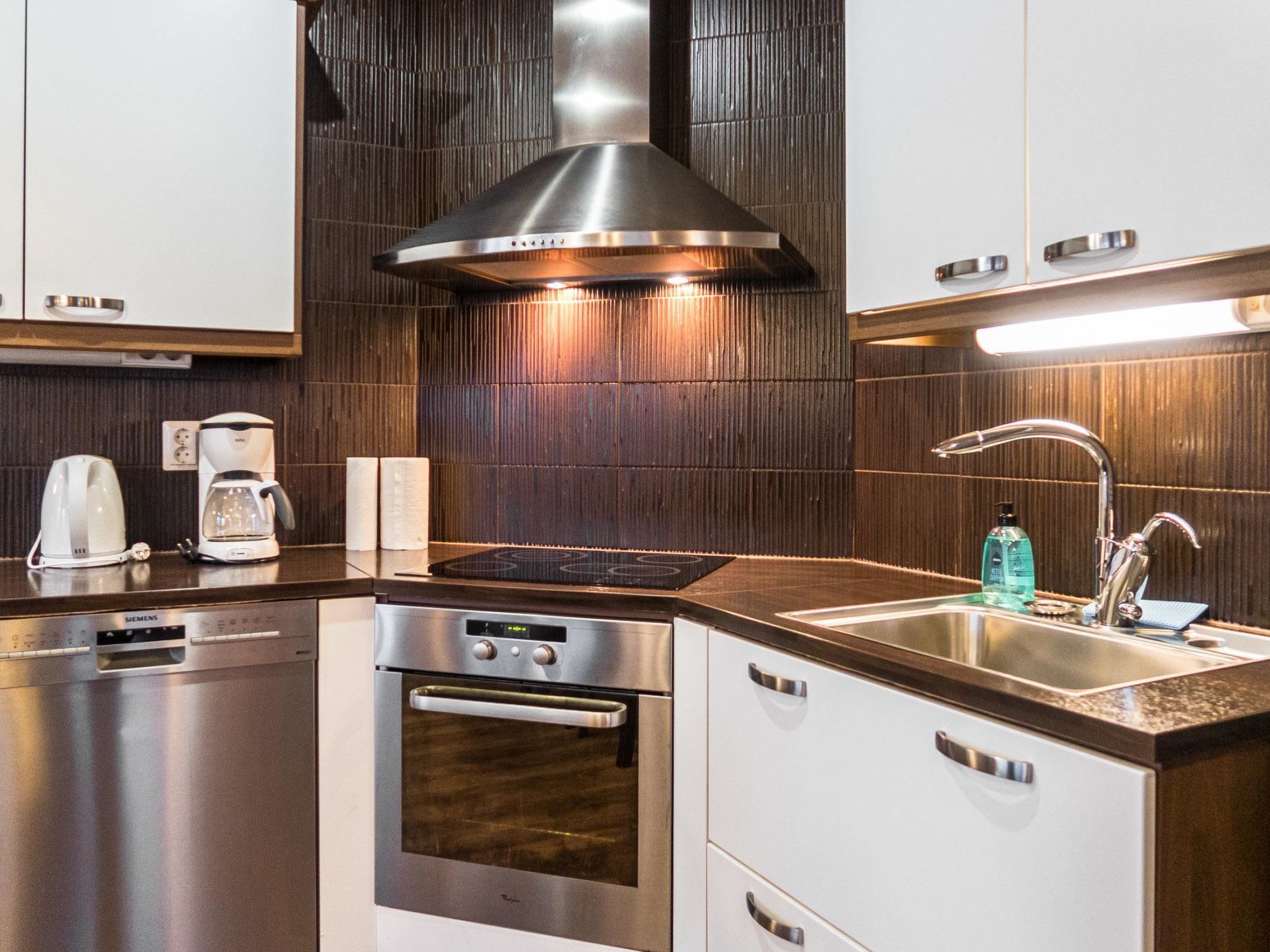 Refrigerador, microondas, lavavajillas y utensilios de cocina 