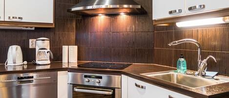 Jääkaappi, mikroaaltouuni, astianpesukone