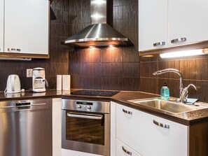 Frigorífico, microondas, lavavajillas y utensilios de cocina