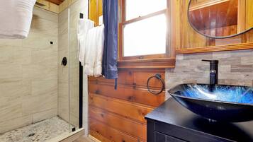 Cabaña, varias camas, bañera de hidromasaje, vistas a la montaña (106) | Baño | Artículos de higiene personal de diseño, toallas y papel higiénico