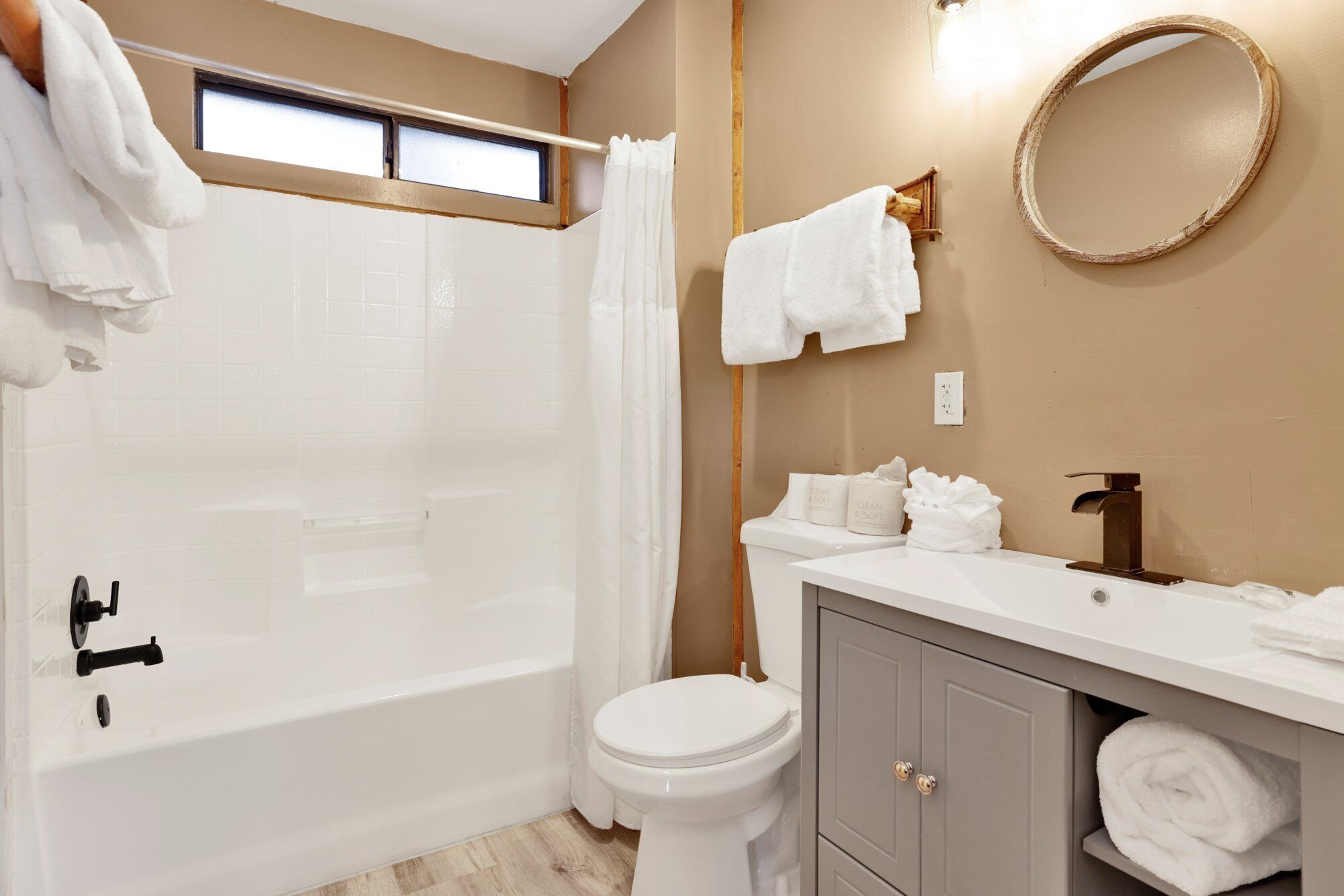 Bústaður - mörg rúm - heitur pottur - fjallasýn (107) | Baðherbergi | Snyrtivörur frá þekktum framleiðendum, handklæði, salernispappír