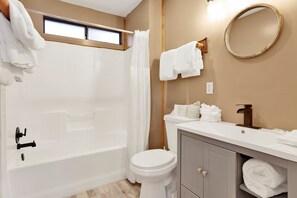 Chalet rustique, Plusieurs lits, baignoire à remous, vue sur la montagne (107) | Salle de bain | Articles de toilette griffés, serviettes fournies, papier de toilette