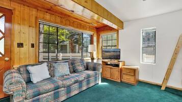 Cabin, Multiple Beds, Patio, Mountain View (112) | Living area