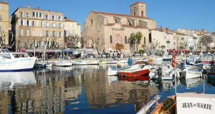 Large studio on the port of La Ciotat