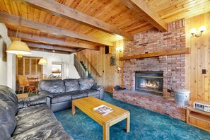 キャビン ベッド (複数台) バルコニー マウンテンビュー (114) | リビング エリア | 暖炉
