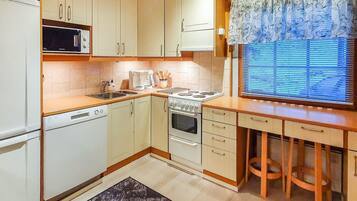 Frigorifero, microonde, lavastoviglie, pentole/stoviglie/utensili