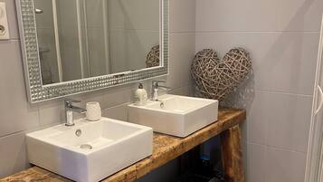 Een haardroger, handdoeken, toiletpapier