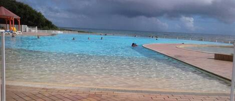 Piscine extérieure, piscine à débordement