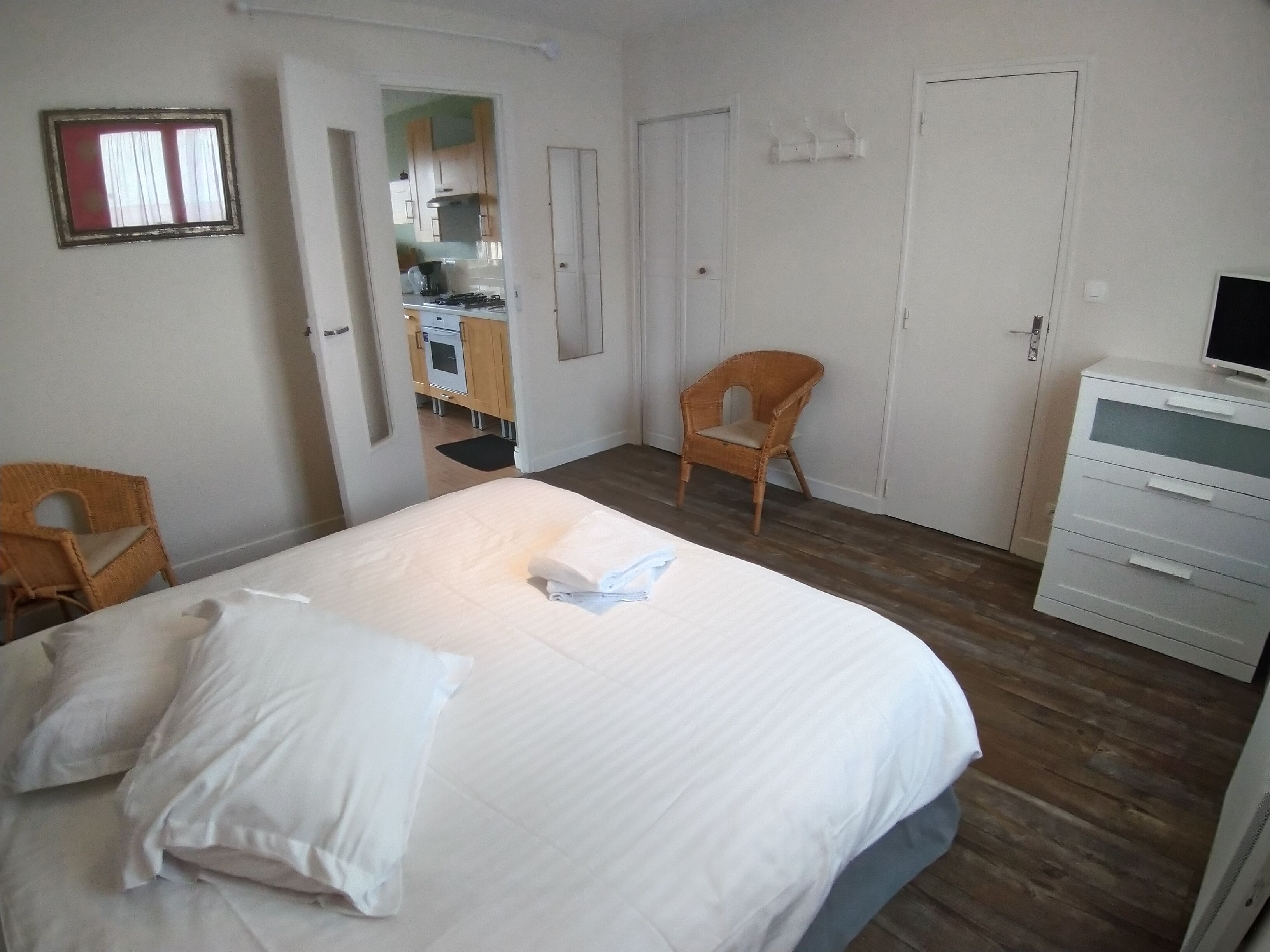 1 chambre, fer et planche à repasser, Wi-Fi gratuit, draps fournis