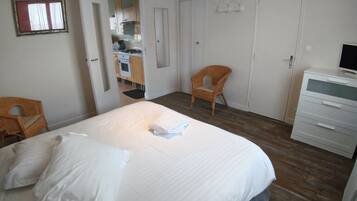 1 chambre, fer et planche à repasser, Wi-Fi gratuit, draps fournis