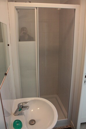 Een douche, een haardroger, handdoeken, zeep