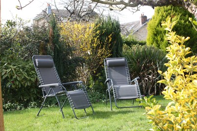 furnished apartment with all mod cons in a detached house with a garden