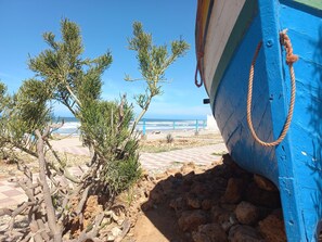 Plage à proximité, chaises longues, serviettes de plage