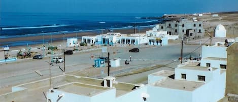 Playa en los alrededores, camastros y toallas de playa