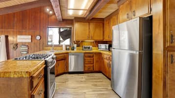 House, Multiple Beds, Fireplace, Mountain View (121) | Private kitchen