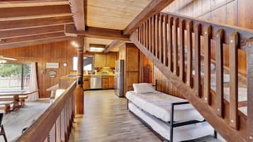 House, Multiple Beds, Fireplace, Mountain View (121) | Interior