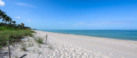 Aan het strand, ligstoelen aan het strand, strandlakens