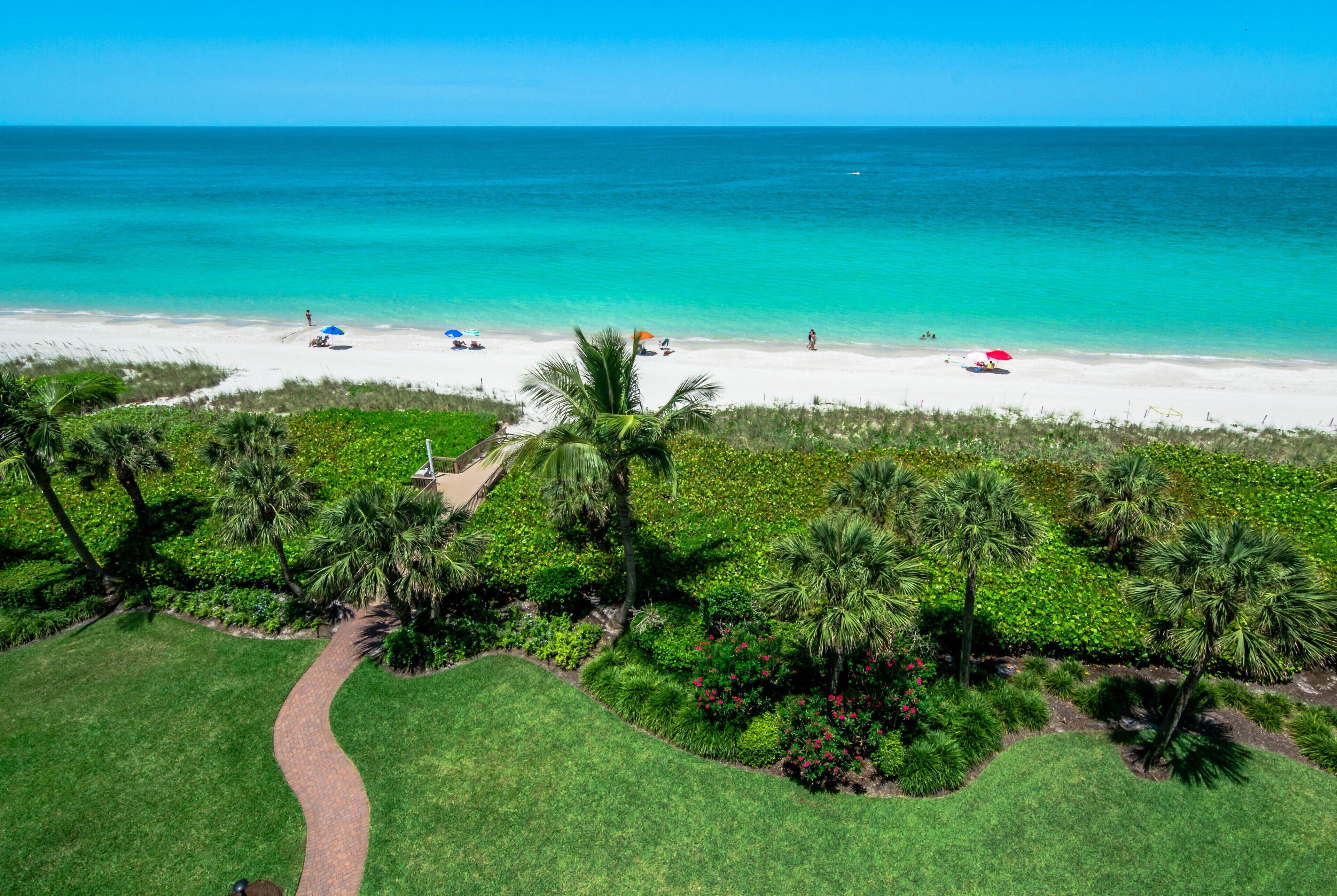 En la playa, camastros y toallas de playa 