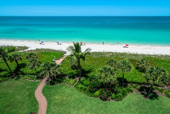 En la playa, camastros y toallas de playa 